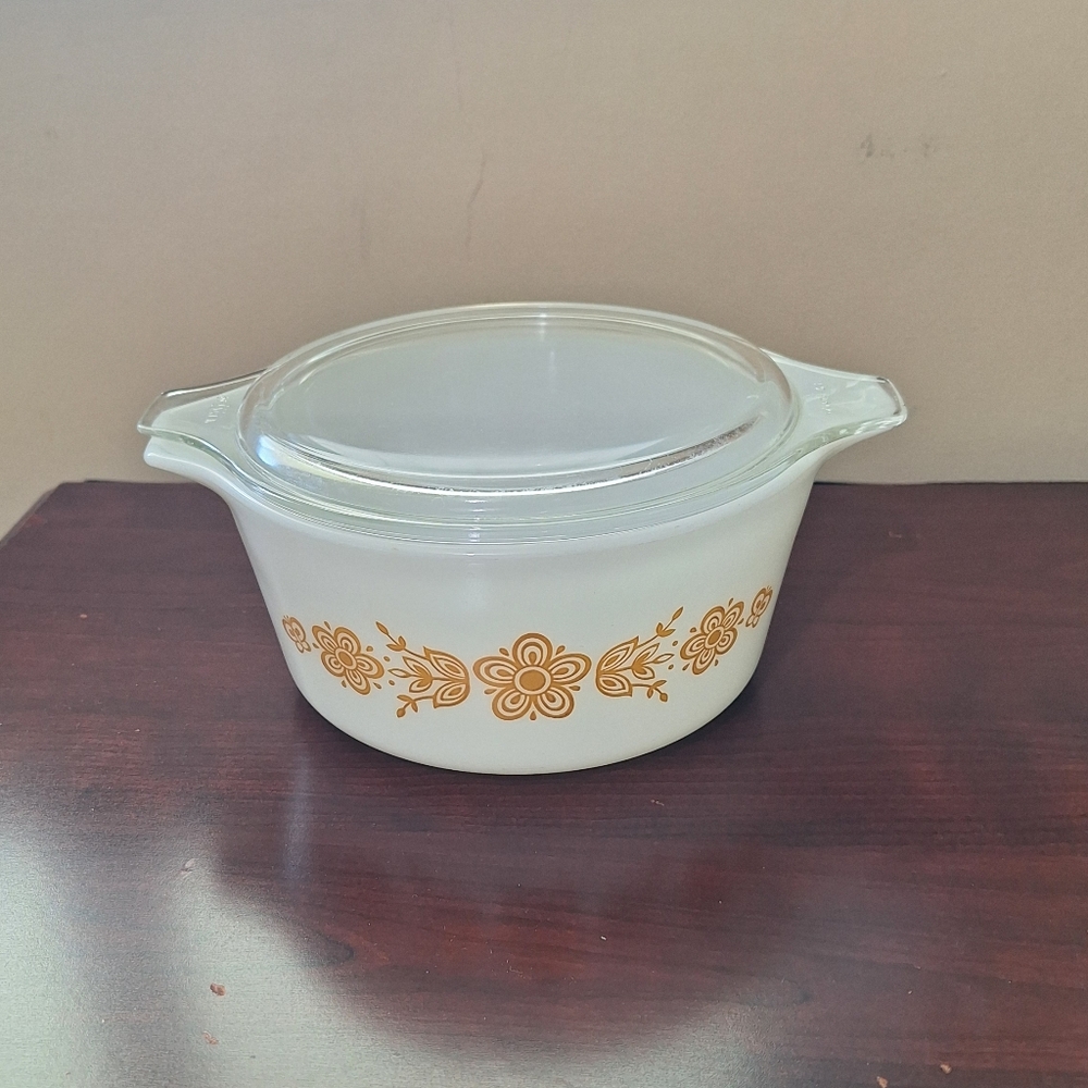 Vintage Pyrex Butterfly Gold Casserole Dish With Clear Lid